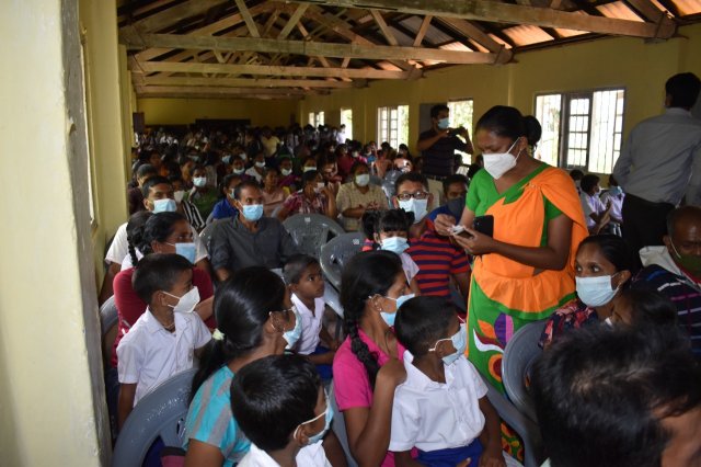 මස්කෙළිය සමන්එලිය විද්‍යාලයේ දරුවන්ට පාසල් උපකරණ සහ වියලි ආහාර ද්‍රව්‍ය බෙදා දෙයි
